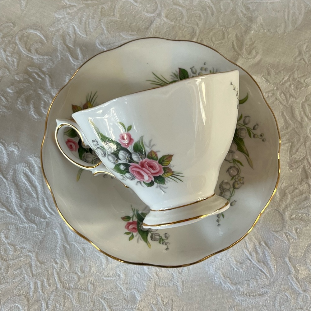 Vintage teacup.  Royal Albert Lilly of the Valley. - Picture 4 of 8